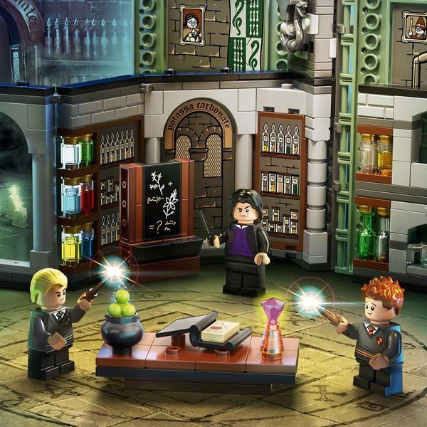 Конструктор LEGO Harry Potter 76383 Учёба в Хогвартсе: Урок зельеварения 76383 фото